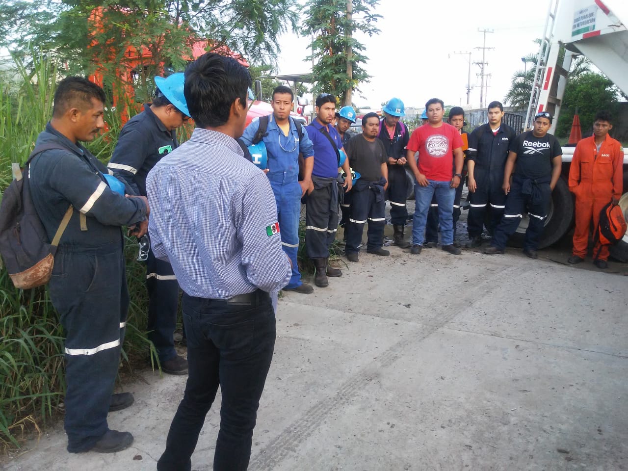 Charla de seguridad dirigida por la dirección de SAOG al personal operativo