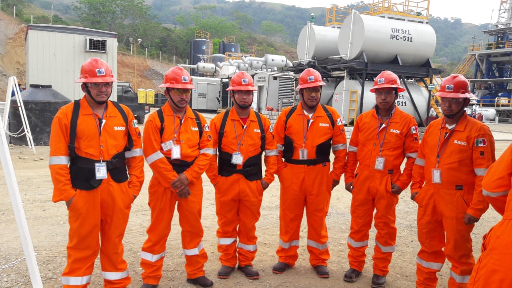 Personal operativo de SAOG en sitio de trabajo dentro de la industria petrolera, portando equipo de protección personal